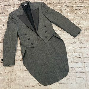 Elegant Gray Tailcoat Blazer